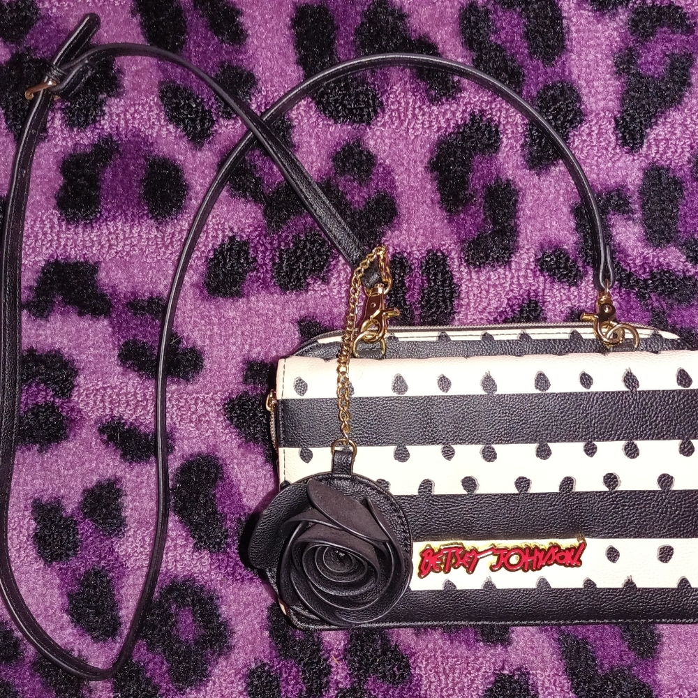 Adorable Betsey Johnson Crossbody